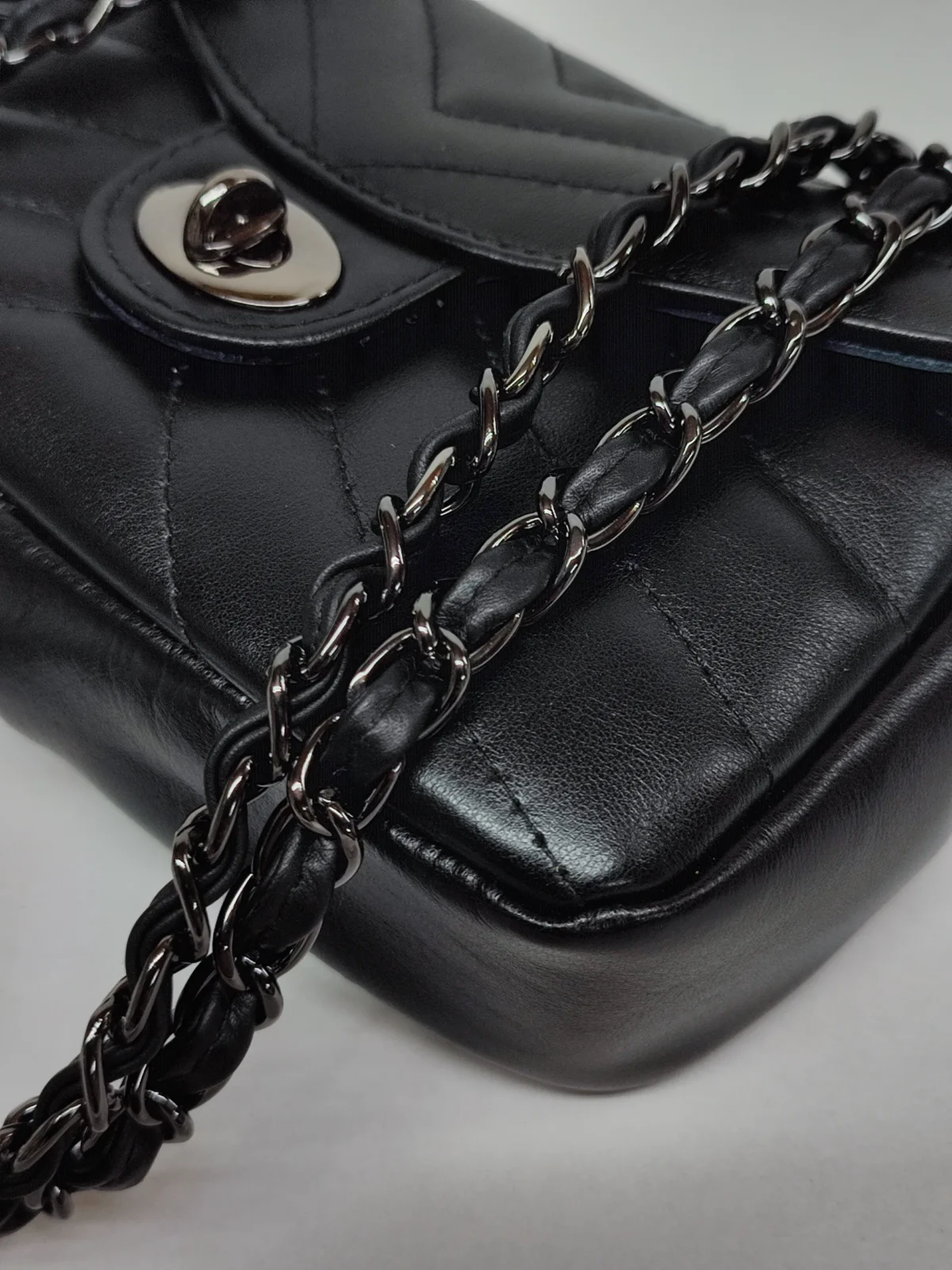 Small V Bag - Image 9