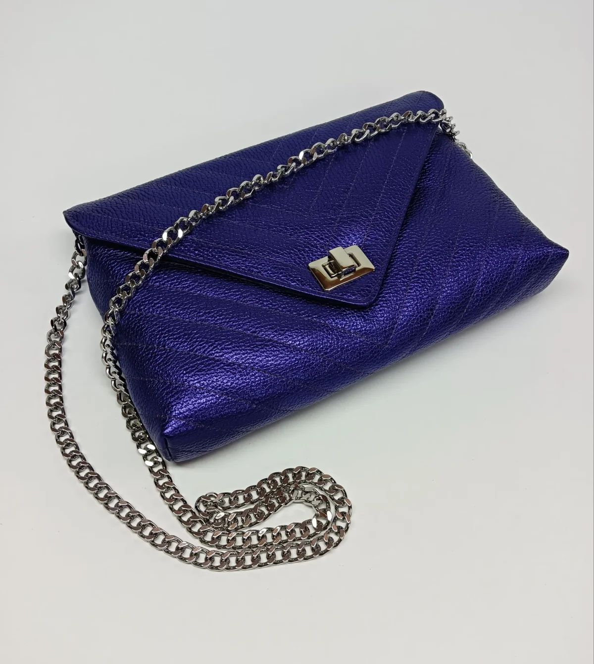 V Grained Diamond Clutch Bag - Image 4