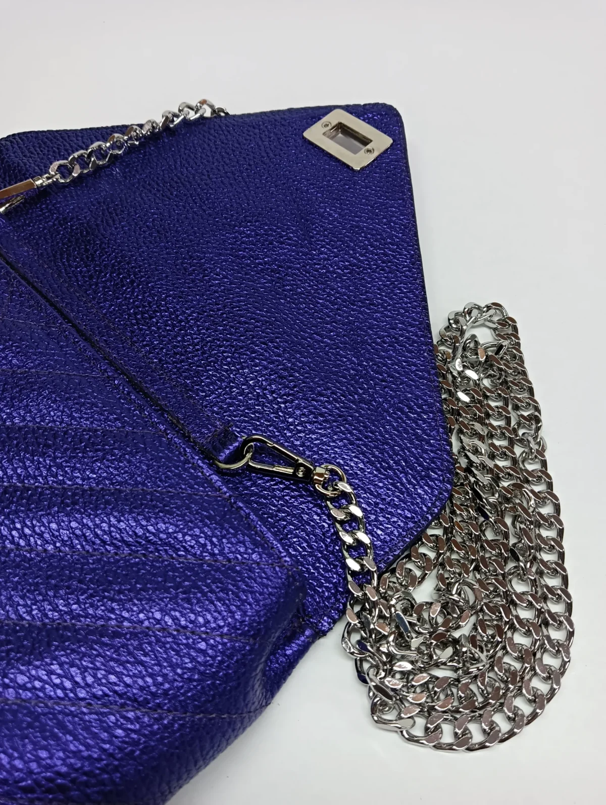 V Grained Diamond Clutch Bag - Image 6