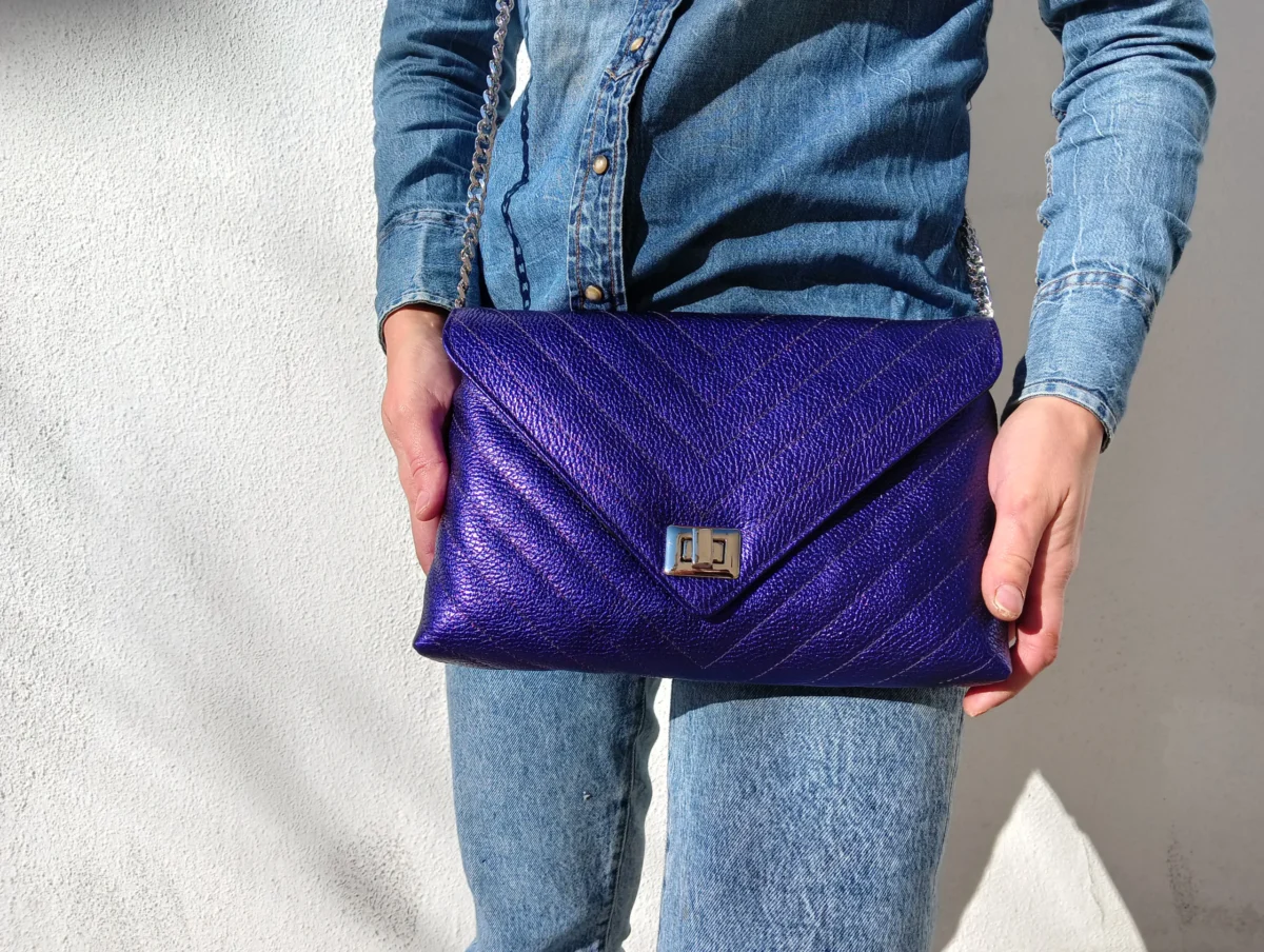 V Grained Diamond Clutch Bag - Image 2