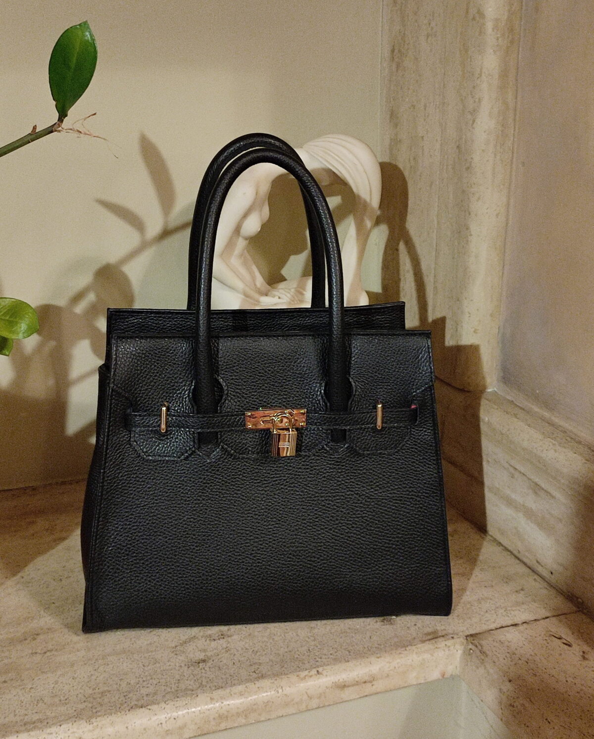 Classic Luxurious Leather Tote - Image 3